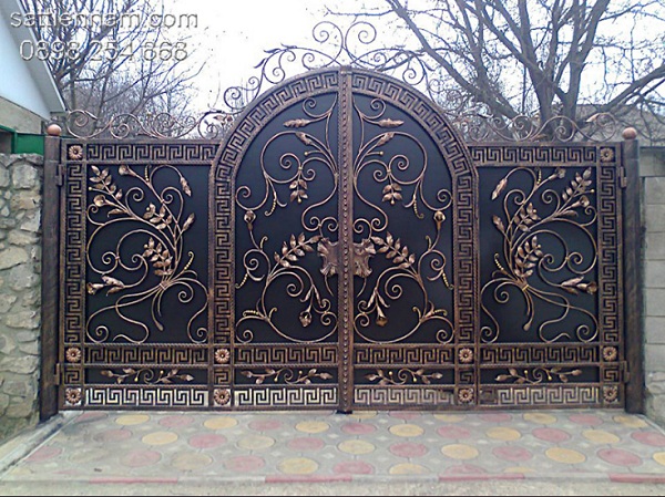 Mẫu cổng sắt cổ điển với nhiều hoa văn độc đáo
