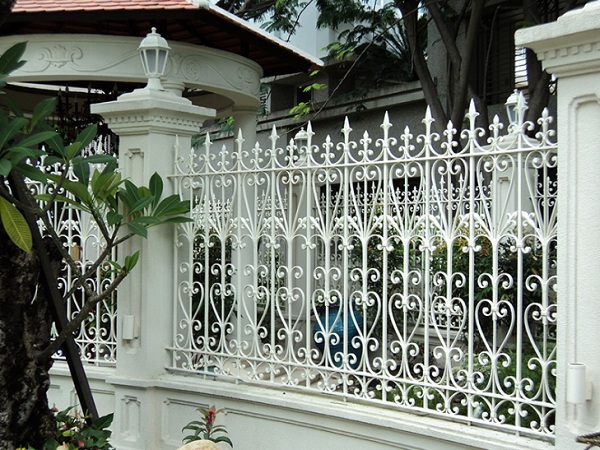 Hàng rào sắt được phun sơn tĩnh điện để tránh bị hoen gỉ và oxi hóa