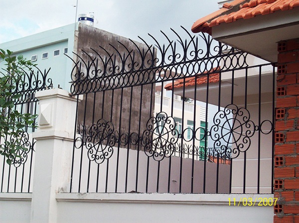 Hàng rào sắt đảm bảo an toàn cho công trình